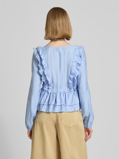 Frauenmodel trägt Regular Fit Langarmbluse aus Viskose-Mix Modell 'ZOEY' von Vero Moda in Hellblau mit Flounce- und Binde-Detail, Unifarben, Lyocell-Mix, Ganzkörperansicht Rückansicht.