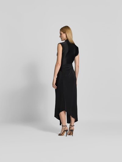 Frauenmodel trägt schwarzes Midikleid aus elastischem Viskose-Mix mit Raffungen und Reißverschluss von Victoria Beckham, Ganzkörperansicht Rückansicht.