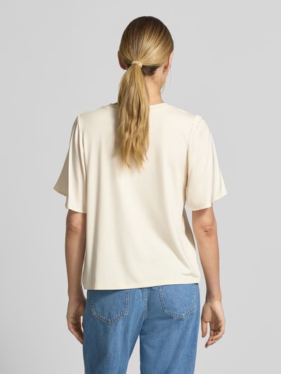 Modelka nosi T-Shirt aus Viskose-Mix mit Rundhalsausschnitt von comma, beżowy kolor, prosty krój, półrękaw, widok całej sylwetki z tyłu.