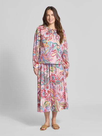Frauenmodel trägt Regular Fit Midirock mit Allover-Paisley-Print von Milano Italy aus reiner Baumwolle in Rosa, A-Linie, Ganzkörperansicht von vorne.