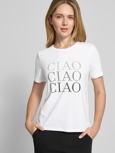 Vrouwenmodel draagt T-shirt met print en met siersteentjes van Comma, katoenmix met modal, regular fit, ruglengte maat 36: 57 cm, close-up bovenlichaam