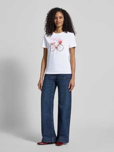 Vrouwenmodel draagt T-shirt met motiefprint en ronde hals van Jake*s Casual, puur katoen, regular fit, motiefprint, ruglengte 57 cm, Ganzkörperansicht von voren.