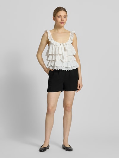 Frauenmodel trägt Relaxed Fit Bermudas aus Viskose-Leinen-Mix Modell 'JESMILO' von Vero Moda, Optik: Unifarben, Flammgarn, Bundabschluss: Elastisch, seitliche Eingrifftaschen, Materialverarbeitung: Viskose-Leinen-Mix, Ganzkörperansicht von vorne.