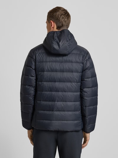 Männermodel draagt donkerblauwe Heren Donsjack met capuchon, ritssluiting, logoprint, donsverenvulling, model 'LEGEND' van Under Armour, regular fit, ruglengte 72 cm, schouderbreedte 48 cm, borstwijdte 55 cm, mouwlengte 66 cm, ganzekörperansicht rückansicht.