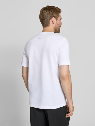 Männermodel trägt T-Shirt mit Label-Print von Paul Smith in Weiß, Regular Fit, reine Baumwolle, Rundhalsausschnitt, Ganzkörperansicht Rückansicht, Rückenlänge bei Größe M: 71 cm.