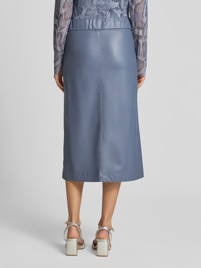 Frauenmodel trägt Midirock in Leder-Optik mit Eingrifftaschen von Marc Cain, blau, Straight Fit, elastischer Bund, Ganzkörperansicht Rückansicht.