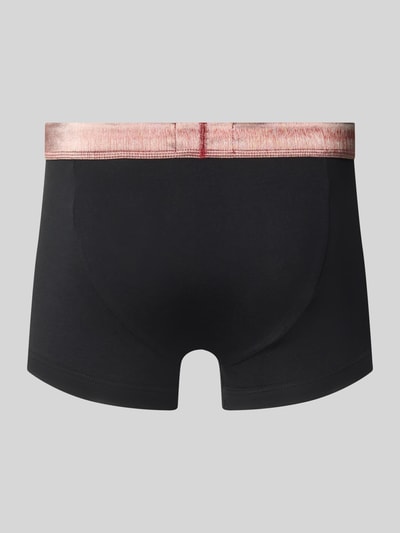 Produktfoto, Slim Fit Trunks aus Baumwoll-Mix im 3er-Pack von Emporio Armani, schwarzer Stoff, roter elastischer Bund, Logo-Detail