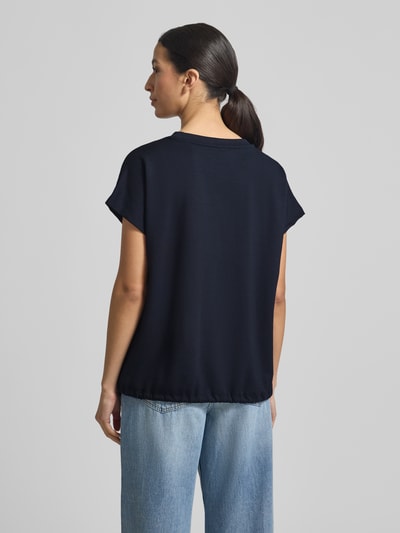 Frauenmodel trägt T-Shirt mit Rundhalsausschnitt von Soyaconcept in Dunkelblau, Material-Mix mit Modal-Anteil, Regular-Fit, Kappärmel, Tunnelzug, Ganzkörperansicht Rückansicht.