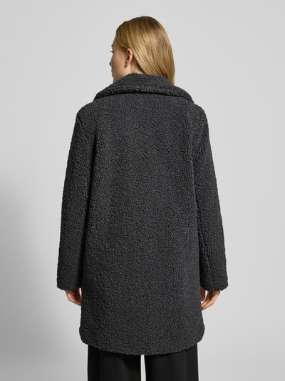 Vrouwenmodel draagt Regular Fit Teddy-Mantel met omlegekraag model 'KYLIE' van Vero Moda, uni zwart, teddystof, achterkant volledig lichaam.