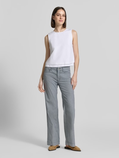 Modelka nosi Wide Leg Jeans im Allover-Look von MAC z mieszanki bawełny z dodatkiem streczu, wpuszczane kieszenie, wzór na całej powierzchni, szerokość w rozmiarze 36/32: 39 cm, długość wewnętrzna nogawki w rozmiarze 36/32: 82 cm, widok całej sylwetki z przodu.