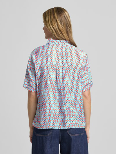 Frauenmodel trägt Regular Fit Bluse aus Viskose-Mix mit 1/2-Arm von Jake*s Casual im Allover-Look, Rückansicht, Ganzkörperansicht Rückansicht.