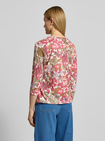 Frauenmodel trägt Regular Fit Bluse aus Viskose-Mix Modell 'Felicity' von Soyaconcept mit Floraler Allover-Print, Halbarm und Tunika-Ausschnitt, Rückenlänge bei Größe S 63 cm, Ganzkörperansicht Rückansicht.