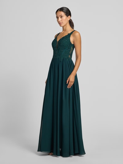 Frauenmodel trägt Abendkleid mit Strasssteinbesatz von LUXUAR FASHION in dunklem Grün mit floraler Spitze, taillierter Passform, Maxilänge, Ganzkörperansicht von vorne.