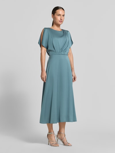 Modelka nosi Midikleid aus Satin od SWING w kolorze niebieskim, taliowany krój, plisowanie, dekolt w łódkę, krój bez rękawów, Długość tyłu w rozmiarze 36: 120 cm, Szerokość klatki piersiowej w rozmiarze 36: 44 cm, widok całej sylwetki z przodu.
