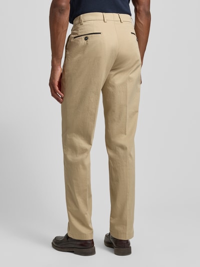 Männermodel trägt Chino mit Eingrifftaschen Modell 'Peaker' von Hiltl in Beige, aus Baumwoll-Elasthan-Mix, Regular-Fit, Ganzkörperansicht Rückansicht. Bundweite bei Größe 50: 45 cm, Innenbeinlänge: 84 cm.