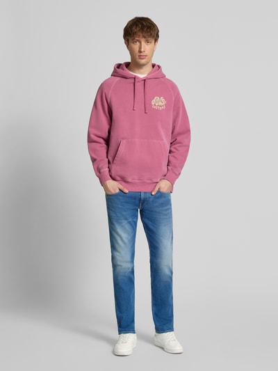 Mężczyzna nosi Jeans mit 5-Pocket-Design Modell 'Anbass' od Replay, bawełna z elastanem, krój regular fit, średni niebieski, całkowity widok z przodu