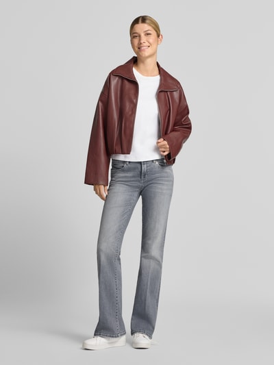 Frauenmodel trägt hellblaue Bootcut-Jeans aus Baumwoll-Mix Modell 'PARIS FLARED' von CAMBIO, Damen Bootcut-Jeans, Ganzkörperansicht von vorne.