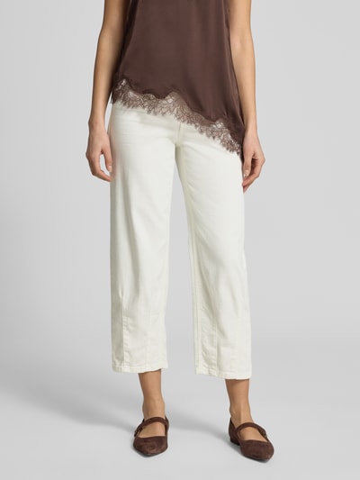 Frauenmodel trägt Straight Fit Hose in verkürzter Passform Modell 'Melly' von OPUS PANTS, Baumwoll-Mix, 5-Pocket-Design, Nahaufnahme Oberkörper.