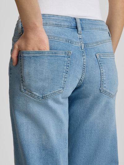 Frauenmodel trägt Straight Fit Jeans aus Baumwoll-Mix Modell 'JUDY' von ONLY in heller Denim-Optik mit 5-Pocket-Design, Detailaufnahme Rückansicht.