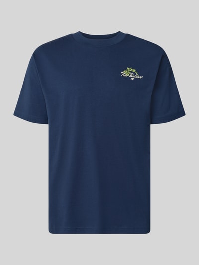 Produktfoto, Regular Fit T-Shirt aus reiner Baumwolle mit Label-Detail von New Balance in Dunkelblau mit grün-gelbem Schriftzug auf der Brust, Modell 'GRAB A BITE TOKYO', Rückenlänge Größe M 70 cm.