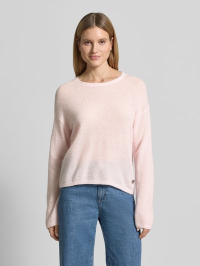 Frauenmodel trägt Strickpullover mit Woll-Anteil Modell 'Mape' von MOS MOSH in zartem Rosa, Gerader-Schnitt, Rundhalsausschnitt, Label-Detail, Material-Mix, Ganzkörperansicht von vorne.