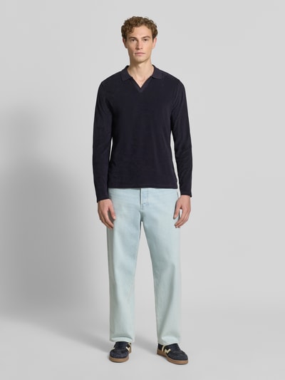 Männermodel trägt Longsleeve mit Polokragen und V-Ausschnitt Modell 'BOLL' von CINQUE, dunkelblau, reine Baumwolle, Slim Fit, Ganzkörperansicht von vorne.