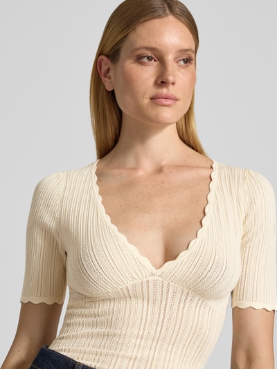 Frauenmodel trägt Slim Fit T-Shirt aus Viskose-Mix in Strick-Optik von Jake*s Casual, semitransparent, V-Ausschnitt, cremefarben, Nahaufnahme Oberkörper.