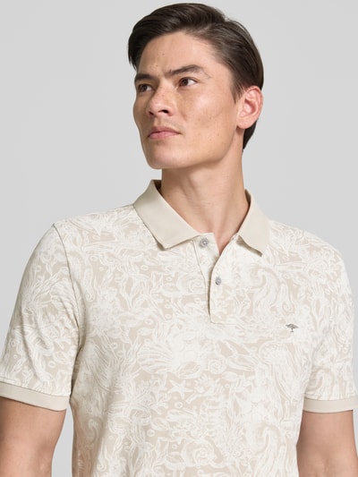 Männermodel trägt Regular Fit Poloshirt aus Baumwolle im Allover-Look von Fynch-Hatton in Beige mit Knopfleiste, Nahaufnahme Oberkörper.