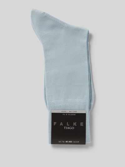 Produktfoto, hellblaue Socken aus Baumwoll-Mix Modell 'Tiago' von Falke mit elastischen Bündchen und Label-Detail auf grauem Hintergrund