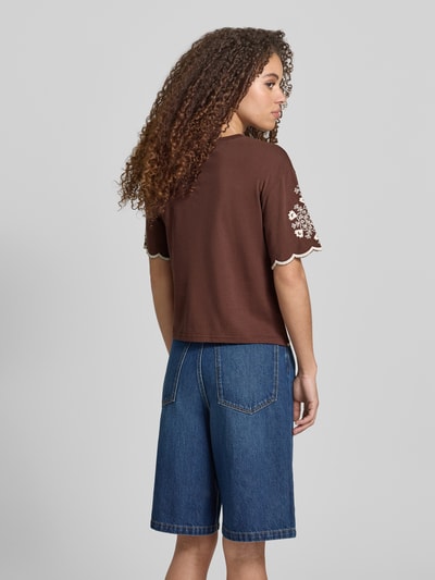 Vrouwenmodel draagt T-Shirt mit Wellensaum und Motiv-Stitching van Jake*s Casual in bruin, rechte pasvorm, zuivere katoen, ronde hals, motiefstiksel, golvende zoom, ruglengte maat 36: 50 cm, volledige lichaamsaanzicht achteraan.
