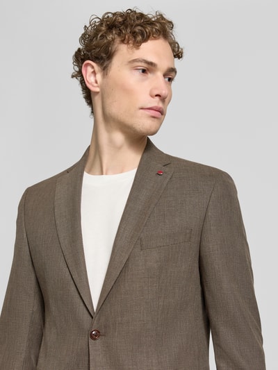 Männermodel trägt Sakko mit Pattentaschen Modell 'Colvin' von CG - Club of Gents in Braun, Material-Mix mit Woll-Anteil, Regular-Fit, Reverskragen, Knopfverschluss, Brustleistentasche, Nahaufnahme Oberkörper.