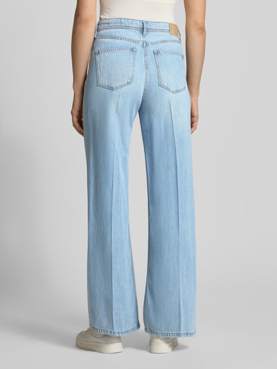 Frauenmodel trägt Wide Leg Jeans aus Lyocell-Baumwoll-Mix Modell 'SURI' von s.Oliver RED LABEL in Denim-Optik mit Label-Patch, 5-Pocket-Design, Tunnelzug, Mid Waist Passform, Hellblau, Ganzkörperansicht Rückansicht.