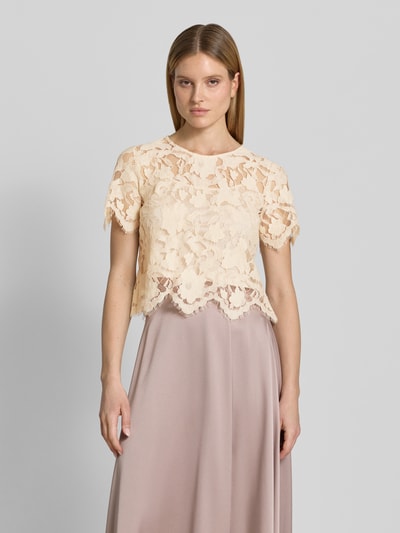 Frauenmodel trägt Blusenshirt aus Spitze mit Rundhalsausschnitt von V by Vera Mont, cremefarben, Regular Fit, Material-Mix, Ganzkörperansicht von vorne.