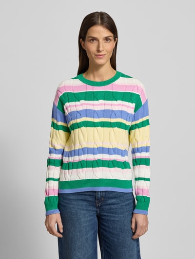 Kobiece model nosi Regular Fit Pullover in Strick-Optik od Christian Berg Woman, kolorowe pasy, czysta bawełna, widok z przodu, ujęcie całej sylwetki.