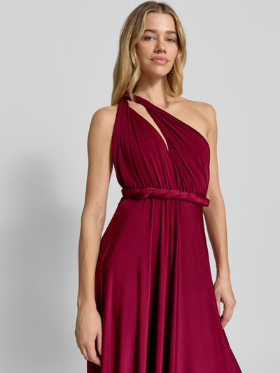 Frauenmodel trägt Maxikleid mit tiefem V-Ausschnitt von Rose Avenue in Dunkelrot, Taillierter Schnitt, Taillenband, Nahaufnahme Oberkörper.