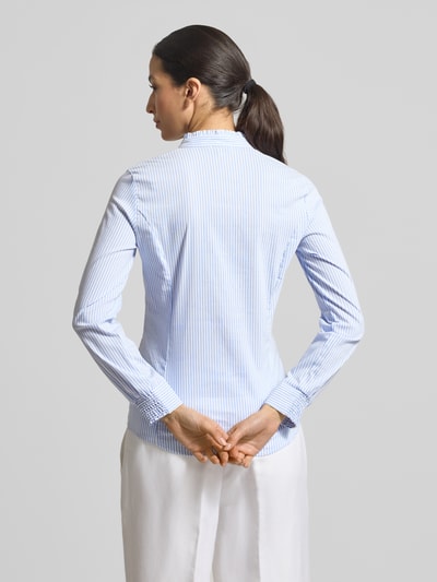 Frauenmodel trägt Slim Fit Bluse mit Stehkragen und V-Ausschnitt von More & More, Baumwoll-Mix, hellblau gestreift, Ganzkörperansicht Rückansicht.