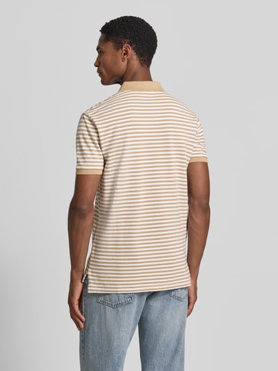 Männermodel trägt Slim Fit Poloshirt aus reiner Baumwolle Modell 'YD MESH STRIPE POLO' von Polo Ralph Lauren, beige-weiß gestreift, Ganzkörperansicht Rückansicht, Herren