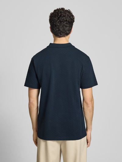 Männermodel trägt Regular Fit Poloshirt mit Logo von G-Star Raw, reine Baumwolle, dunkelblau, Struktur, Ganzkörperansicht Rückansicht.