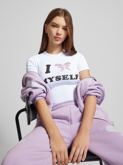 FELICIOUS T-shirt z obszyciem kamieniami stras model ‘Love Yourself'’ Biały 3