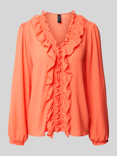Produktfoto, Bluse mit Rüschen und V-Ausschnitt von Marc Cain in kräftigem Orange, gerader Schnitt, elastische Ärmelabschlüsse, Label-Detail.