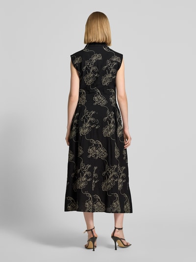 Frauenmodel trägt Hemdblusenkleid im Allover-Look Modell 'CATARINA' von Mango aus Baumwoll-Mix, A-Linie, Midikleid, Ganzkörperansicht Rückansicht.
