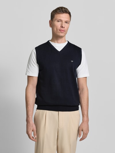 Männermodel trägt Pullunder mit Label-Stitching von Fynch-Hatton in Dunkelblau, Reine Baumwolle, Regular-Fit, V-Ausschnitt, Nahaufnahme Oberkörper.