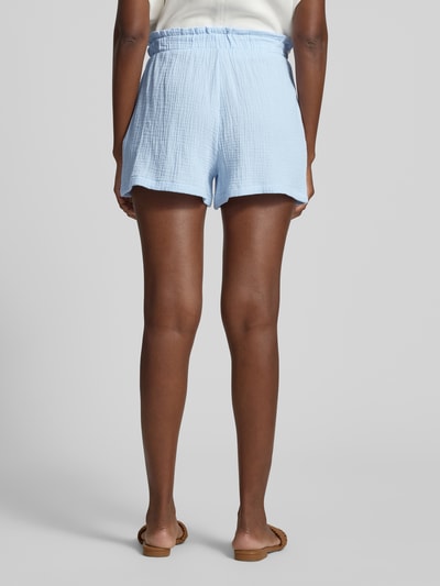 Frauenmodel trägt Loose Fit Shorts aus reiner Baumwolle Modell 'NATALI' von Vero Moda in Optik: Unifarben, Materialverarbeitung: Crêpe, Bundabschluss: Elastisch, Eingrifftaschen, Ganzkörperansicht Rückansicht.