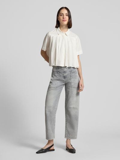 Vrouwenmodel draagt Barrel Fit Jeans aus Baumwoll-Mix Modell 'OCEAN' van Cambio in denimlook, verkorte lengte, high waist, 5-pocketmodel met labelpatch, mix van katoen, knoop- en ritssluiting, riemlussen, lichte kleur, rechte lijnen, gladde textuur, Ganzkörperansicht von voren.