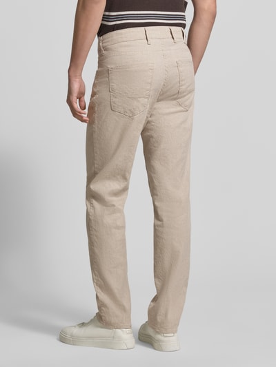 Mannelijk model draagt Regular Fit stoffen broek uit mix van katoen en linnen model 'CADIZ' van Brax, look: effen, 5-pocketmodel, labelpatch, logo-applicatie, riemlussen, knoop- en ritssluiting, kleur beige, materiaal met lichte textuur, regular fit pasvorm, achteraanzicht volledige lichaamsopname.
