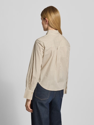 Modelka nosi Regular Fit Bluse im Allover-Look mit Perlen od Christian Berg Woman Selection, mieszanka bawełny z dodatkiem streczu, wzór na całej powierzchni, perły, cekiny, kołnierzyk koszulowy, listwa guzikowa, długość tyłu w rozmiarze 36: 59 cm, długość rękawów w rozmiarze 36: 61 cm, widok całej sylwetki z tyłu.