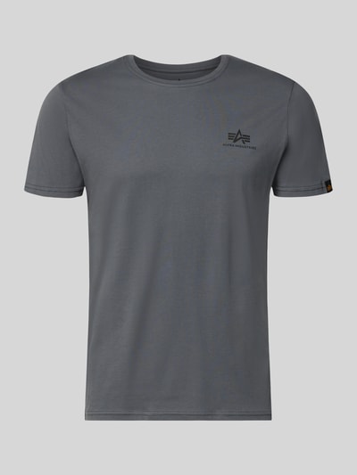 Productfoto, grijs T-shirt met ronde hals en label-details, recht model van katoen, T-Shirt met Label-Details Modell 'BASIC' van Pegador, ruglengte maat M 67 cm.