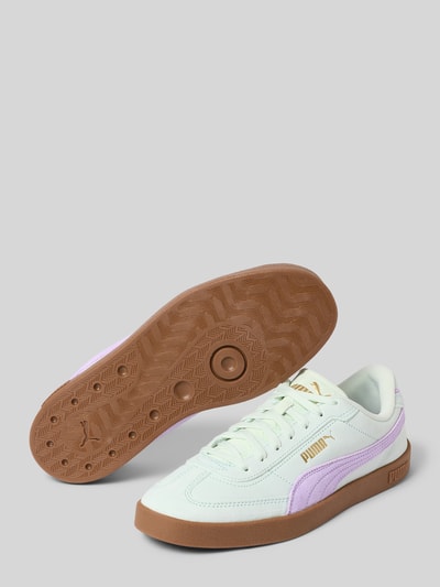 Produktfoto, Sneaker aus echtem Rindsleder Modell 'Era Suede' von PUMA, Damen Sneaker in Mintgrün mit brauner Sohle, lilafarbenes Detail