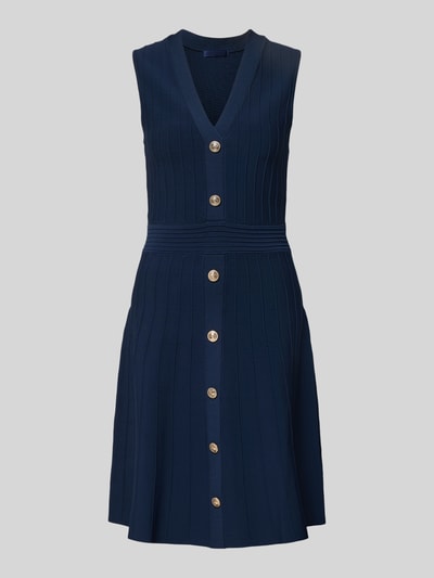 Produktfoto, Knielanges Kleid aus Viskose-Mix Modell 'Amber' von Guess in Dunkelblau mit Strick-Optik, taillierte Passform, V-Ausschnitt, Ärmelloses-Design, goldene Knöpfe, Kontext: Damen Kleid, Rückenlänge 96 cm, Brustweite 42 cm bei Größe S.