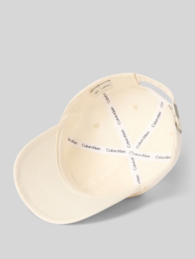 Produktfoto, Größenverstellbare Cap mit Label-Stitching von Calvin Klein, kremowy kolor, czysta bawełna, usztywniany daszek, regulacja